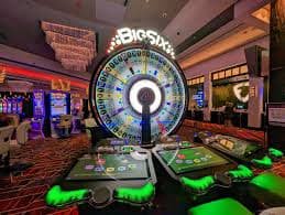 Pengguna memasukkan detail login secara aman pada platform digital f200m